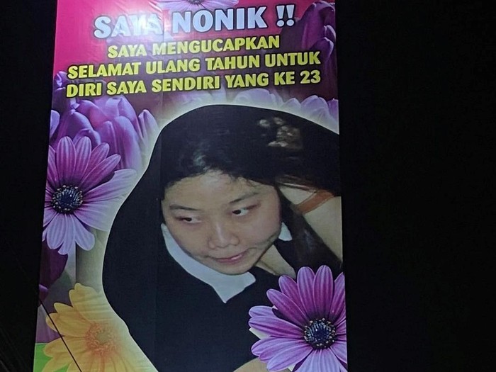 Baliho unik bertuliskan ucapan selamat ulang tahun untuk diri sendiri di simpang empat Denggung, Sleman. Foto diunggah Senin (27/2/2023).