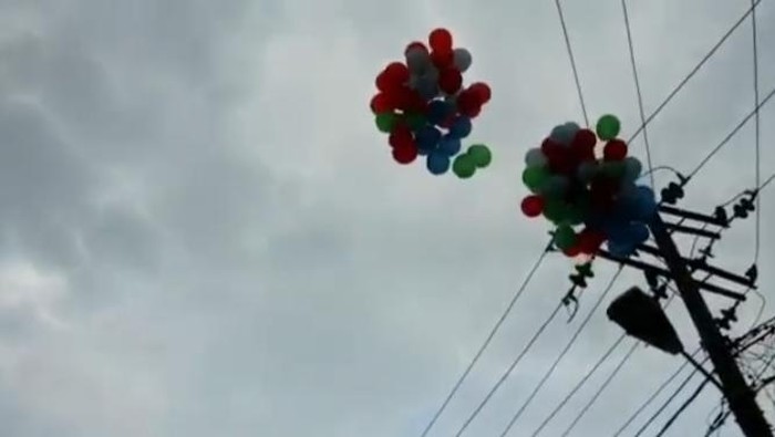 Balon gas yang dilepaskan Wali Kota Tanjungbalai sambar tiang listrik. (Foto: Istimewa)