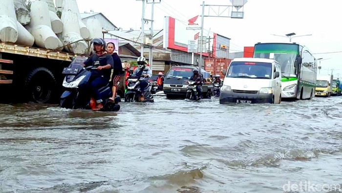 Banjir di Jalan Nasional Pantura, Karawang.