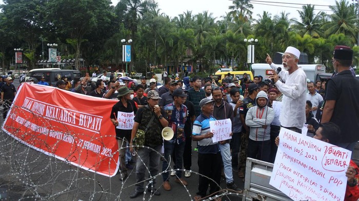 Bawa Lato-Lato, Warga Demo Bupati Jember Sejumlah warga melakukan aksi unjuk rasa di depan Pendapa Wahyawibawagraha Jember, Jawa Timur, Senin (27/2/2023). Massa aksi mengkritisi dua tahun tahun kepemimpinan Bupati Jember Hendy Siswanto yang diduga diwarnai nepotisme.