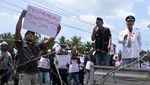 Bawa Lato-lato, Warga Demo Bupati Jember