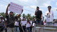 Massa aksi mengkritisi dua tahun kepemimpinan Bupati Jember Hendy Siswanto yang diduga diwarnai nepotisme.
