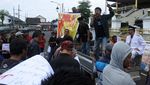 Bawa Lato-lato, Warga Demo Bupati Jember