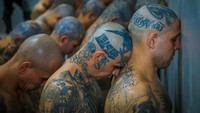 Para tahanan ini kemudian duduk di lantai dengan tangan memegangi bagian belakang kepala, duduk berdempetan, sebelum digelandang ke sel masing-masing.