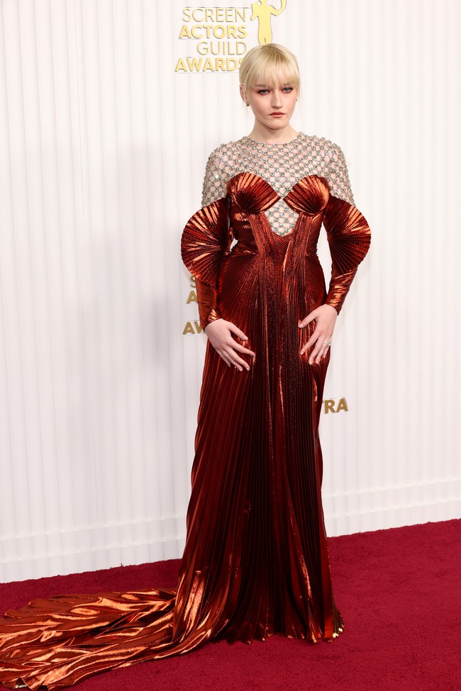 Gaun Gucci kembali menjadi andalan Julia Garner. Kali ini ia tampil bak putri duyung dengan gaun berdetail plisket. (Foto: Amy Sussman/WireImage)