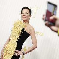 Michelle Yeoh menikmati atensi yang tertuju padanya dalam balutan column-dress Schiaparelli.yang dihiasi panel berbulu. (Foto: Emma McIntyre/FilmMagic)