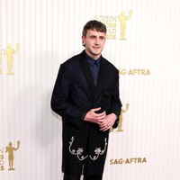 Paul Mescal sukses mencuri perhatian dengan coat berhiaskan embelishment nan berkilauan yang kontras dengan warna serba gelapnya. (Foto: Amy Sussman/WireImage)