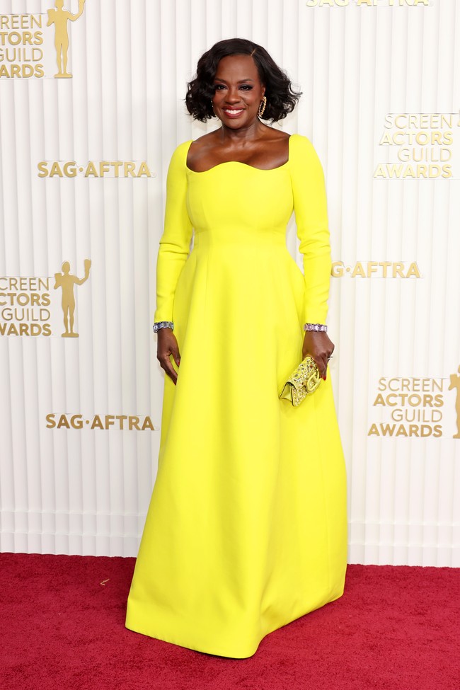 Gaun kuning lengan panjang Valentino menjadi andalan Viola Davis. Siluet yang terlihat seperti pahatan pada bagian neckline memancarkan daya tarik tersendiri. (Foto: Amy Sussman/WireImage)