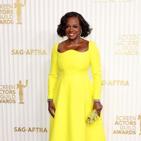 Gaun kuning lengan panjang Valentino menjadi andalan Viola Davis. Siluet yang terlihat seperti pahatan pada bagian neckline memancarkan daya tarik tersendiri. (Foto: Amy Sussman/WireImage)
