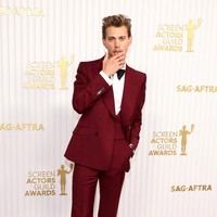 Pemeran Elvis, Austin Butler, tampil dengan setelan beraura retro dengan kreasi Gucci ini. (Foto: Amy Sussman/WireImage)