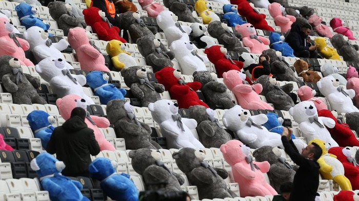 Boneka Penuhi Stadion di Turki Untuk Hormati Anak-anak Korban Gempa ISTANBUL, TURKIYE- FEBRUARY 26: Fans of Besiktas throw Teddy bears onto the field in support for the earthquake victim children and to commemorate the dead children on February 26, 2023 in Istanbul, TΓΌrkiye. The death toll from a catastrophic earthquake that hit Turkey and Syria has topped 45,000, with search and rescue teams starting to wind down their work. (Photo by Huseyin Yavuz / dia images via Getty Images)