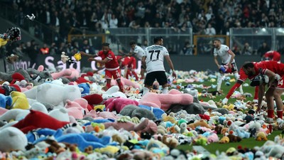 Stadion Turki Dipenuhi Boneka untuk Hormati Anak-anak Korban Gempa