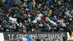Stadion Turki Dipenuhi Boneka untuk Hormati Anak-anak Korban Gempa