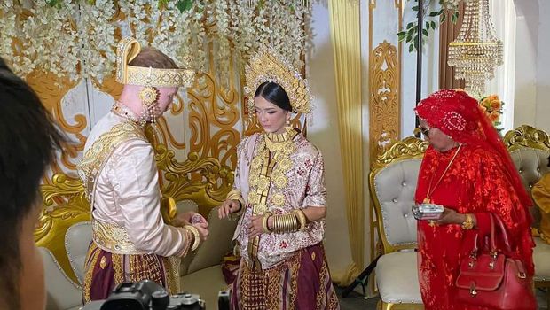 Bule Inggris yang merupakan petarung MMA menikah dengan gadis Soppeng, Sulsel.