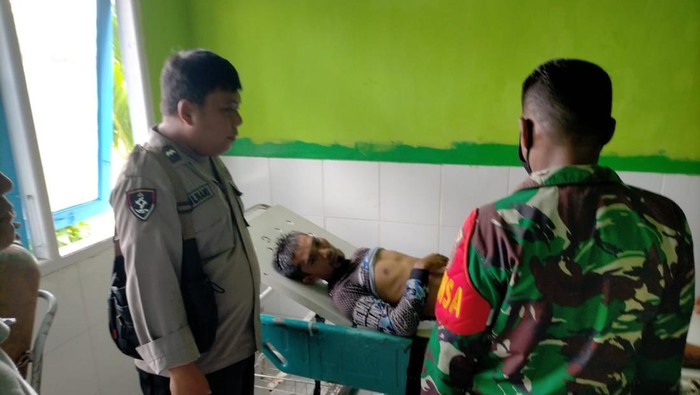 Korban kecelakaan balapan perahu saat berada di Puskesmas.