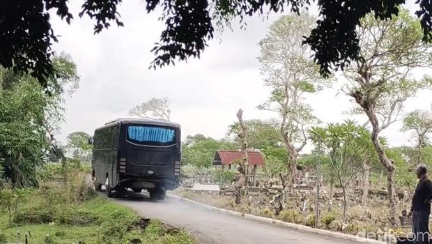 Bus Pemprov Jatim tersesat di makam setelah menggunakan aplikasi Google Maps. Tidak ada korban dari insiden tersebut dan bus kembali melanjutkan perjalanan.