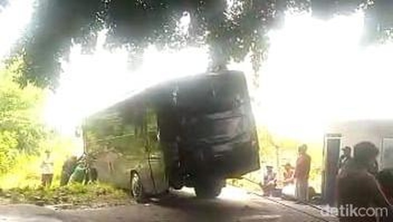 Bus Pemprov Jatim Tersesat di Makam, Ini 5 Hal yang Diketahui Bus Pemprov Jatim tersesat di makam setelah menggunakan aplikasi Google Maps. Tidak ada korban dari insiden tersebut dan bus kembali melanjutkan perjalanan.