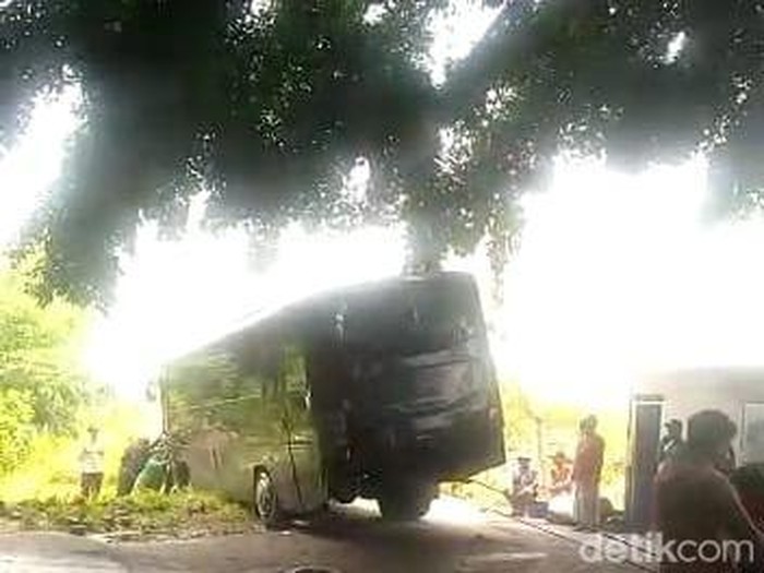 Bus Pemprov Jatim tersesat di makam setelah menggunakan aplikasi Google Maps. Tidak ada korban dari insiden tersebut dan bus kembali melanjutkan perjalanan.