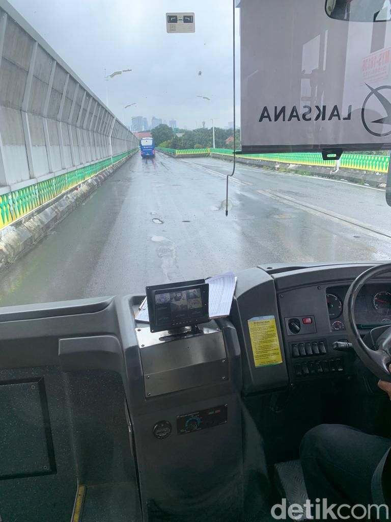Busway Koridor 13 Transjakarta masih berlubang, 27 Februari 2023, pagi. (Mulia Budi/detikcom)