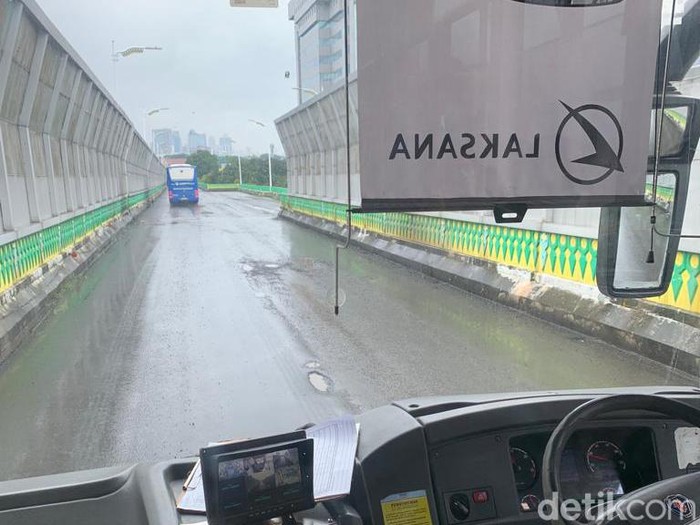 Busway Koridor 13 Transjakarta masih berlubang, 27 Februari 2023, pagi. (Mulia Budi/detikcom)