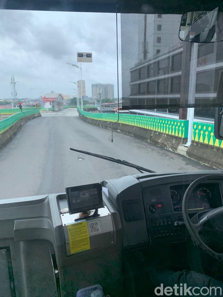 Busway Koridor 13 Transjakarta masih berlubang, 27 Februari 2023, pagi. (Mulia Budi/detikcom)