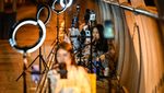 Cari Cuan, Warga China Ramai-ramai Live TikTok di Pinggir Jalan