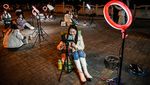 Cari Cuan, Warga China Ramai-ramai Live TikTok di Pinggir Jalan