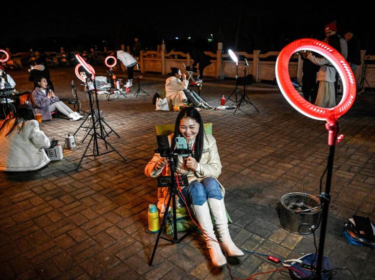 Cari Cuan, Warga China Ramai-ramai Live TikTok di Pinggir Jalan