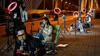 Para seleb ini kerap berkumpul di tempat-tempat umum seperti ini nyaris setiap malam.  