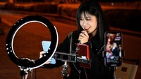 Melakukan siaran langsung lewat aplikasi ini dinilai cara ampuh mencari cuan.  