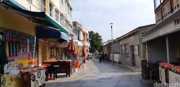 Pulau Cheung Chau jadi destinasi favorit warga Hong Kong ketika musim panas tiba. (bonauli/detikcom) Pulau Cheung Chau jadi destinasi favorit warga Hong Kong ketika musim panas tiba. (bonauli/detikcom)