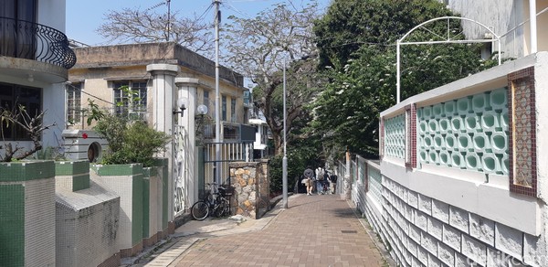 Meskipun jalur pemukimannya sempit, tapi rumah-rumahnya cukup luas. (bonauli/detikcom)