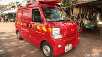 Bentuk mobil-mobil pelayanan di pulau ini sudah dimodifikasi sesuai dengan ukuran jalan di sana. (bonauli/detikcom)