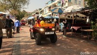 Petugas pemadam kebakarannya juga tak semua naik mobil, tapi ATV! (bonauli/detikcom)