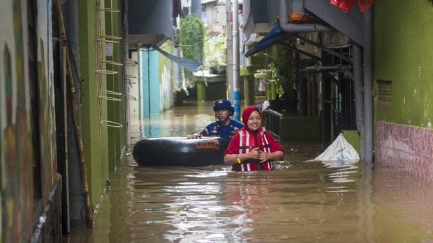 Sejumlah bocah bermain saat banjir merendam kawasan pemukiman penduduk, Kebon Pala, Jakarta, Senin (27/2/2023). Intensitas hujan tinggi di wilayah DKI Jakarta dan luapan Kali Ciliwung mengakibatkan sejumlah permukiman warga terendam banjir diantaranya Kelurahan Tegal Alur, Kelurahan Rawa Buaya dan Kelurahan Kampung Melayu. ANTARA FOTO/Muhammad Adimaja/hp.