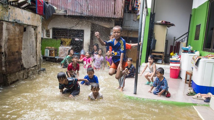 Sejumlah bocah bermain saat banjir merendam kawasan pemukiman penduduk, Kebon Pala, Jakarta, Senin (27/2/2023). Intensitas hujan tinggi di wilayah DKI Jakarta dan luapan Kali Ciliwung mengakibatkan sejumlah permukiman warga terendam banjir diantaranya Kelurahan Tegal Alur, Kelurahan Rawa Buaya dan Kelurahan Kampung Melayu. ANTARA FOTO/Muhammad Adimaja/hp.