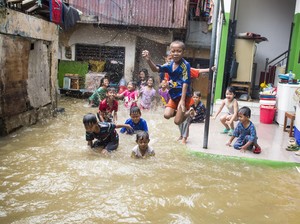 Update Banjir DKI Jakarta: 1 Ruas Jalan dan 100 RT Masih Tergenang