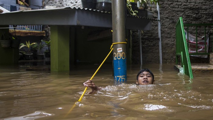 Sejumlah bocah bermain saat banjir merendam kawasan pemukiman penduduk, Kebon Pala, Jakarta, Senin (27/2/2023). Intensitas hujan tinggi di wilayah DKI Jakarta dan luapan Kali Ciliwung mengakibatkan sejumlah permukiman warga terendam banjir diantaranya Kelurahan Tegal Alur, Kelurahan Rawa Buaya dan Kelurahan Kampung Melayu. ANTARA FOTO/Muhammad Adimaja/hp.