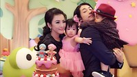 Aktor dan musisi asal Jepang, Dean Fujioka juga kepincut dengan perempuan Indonesia. Vanina Amalia Hidayat adalah perempuan yang dinikahi Dean Fujioka pada 2012. Vanina sendiri merupakan putri dari salah satu pebisnis ternama di Indonesia. Dean dan Vanina punya 3 anak, dua di antaranya kembar. Foto: dok. Akun Instagram Dean Fujioka