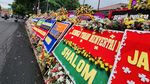 Karangan Bunga Dukungan untuk Hendra Berjejer di PN Jaksel