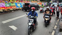 Karangan bunga itu berada di depan PN Jakarta Selatan, Jalan Ampera Raya, Jakarta Selatan. Karangan bunga terlihat berjejer di sisi kiri jalan.