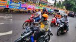 Karangan Bunga Dukungan untuk Hendra Berjejer di PN Jaksel