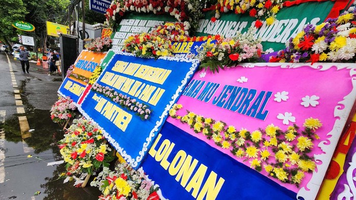 Deretan Karangan Bunga Dukungan untuk Hendra di PN Jaksel Mantan Karo Paminal Divpropam Polri Hendra Kurniawan menjalani sidang vonis kasus perusakan CCTV sehingga menghalangi penyidikan pembunuhan ajudan mantan Kadiv Propam Polri Ferdy Sambo, Brigadir N Yosua Hutabarat, Senin (27/2/2023). Karangan bunga berisi dukungan untuk Hendra Kurniawan berjajar di depan pengadilan.