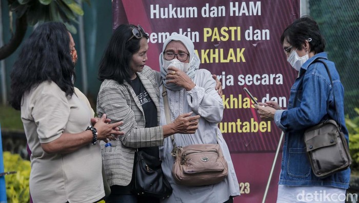 Detik-detik Richard Eliezer Tiba di Lapas Salemba Mantan ajudan Ferdy Sambo, Bharada Richard Eliezer Pudihang Lumiu, dieksekusi ke Lapas Salemba untuk menjalani hukuman 1 tahun 6 bulan penjara dalam kasus pembunuhan berencana Brigadir N Yosua Hutabarat. Eliezer telah tiba di Lapas Salemba siang ini, Senin (27/2/2023).