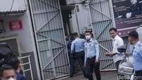 Kepala Bagian Humas dan Protokol Direktorat Jenderal Pemasyarakatan Kementerian Hukum dan HAM, Rika Aprianti, mengatakan penempatan di Lapas Salemba juga memperhatikan keamanan Eliezer. Dia juga mengatakan pihaknya memberikan hak-hak dasar terpidana.