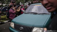 Mobil tahanan Kejaksaan Negeri Jaksel langsung memasuki kawasan lapas.  