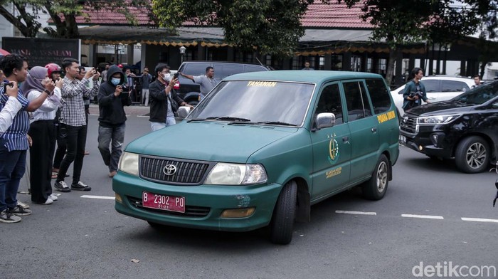 Mantan ajudan Ferdy Sambo, Bharada Richard Eliezer Pudihang Lumiu, dieksekusi ke Lapas Salemba untuk menjalani hukuman 1 tahun 6 bulan penjara dalam kasus pembunuhan berencana Brigadir N Yosua Hutabarat. Eliezer telah tiba di Lapas Salemba siang ini, Senin (27/2/2023).
