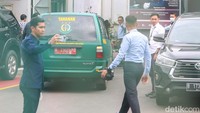 Kuasa hukum Eliezer, Ronny Talapessy, juga hadir di Salemba bersama sejumlah anggota LPSK. Mereka kemudian memasuki gedung lapas.  