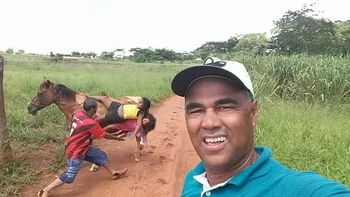 Momen saat jauh dari kuda. Foto: Reddit