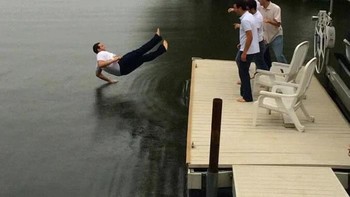 Detik-detik sebelum jatuh ke air. Foto: Reddit